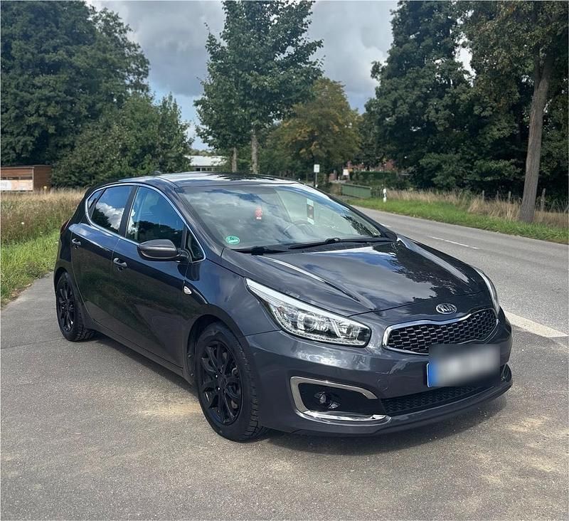 Grau Gebraucht 2017 Kia Ceed DREAM-TEAM Edition Limousine | 8.999 € (Guter Preis) - Bild 1/4