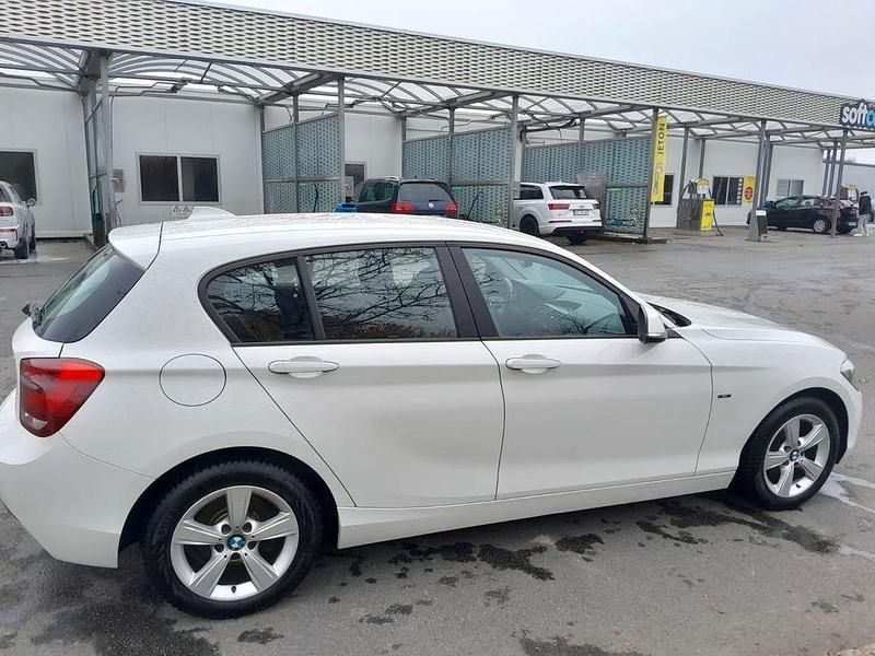 Weiß Gebraucht 2012 BMW 116 Sport Line Kleinwagen | 5.600 € (Guter Preis) - Bild 1/4
