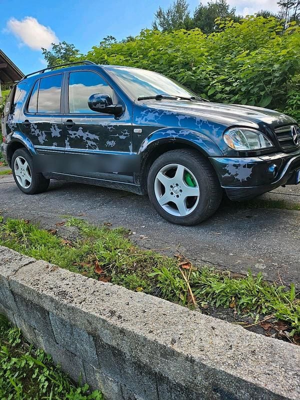 Schwarz Gebraucht 2001 Mercedes ML55 AMG AMG SUV | 6.200 € - Bild 1/4