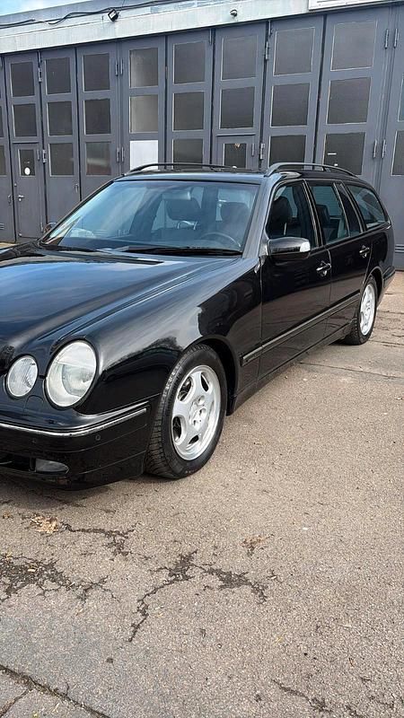 Gebraucht Mercedes E320 Avantgarde 197 PS (144 kW) 2001 Schwarz Kombi