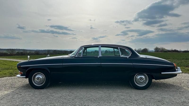 Blau Gebraucht 1967 Jaguar MK X Limousine | 29.900 € - Bild 1/4