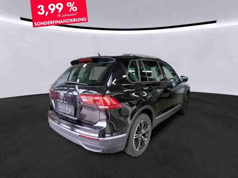 Gebraucht VW Tiguan Active 150 PS (110 kW) 2022 Deep black perleffekt (metallic) SUV