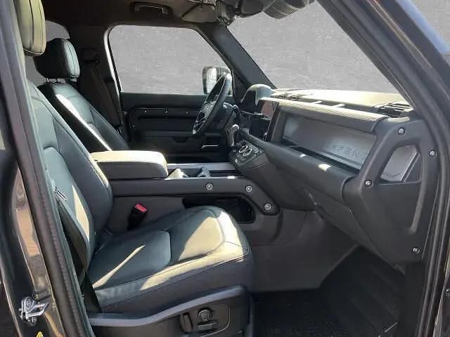 Gebraucht Land Rover Defender 500 PS (367 kW) 2026 Grau SUV
