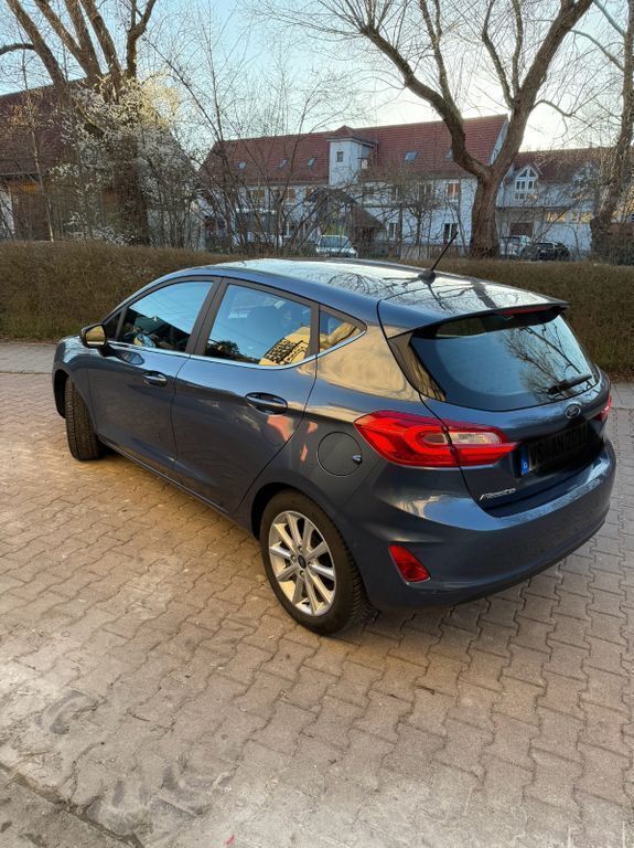 Blau Gebraucht 2019 Ford Fiesta Titanium Kleinwagen | 10.999 € (Guter Preis) - Bild 1/4