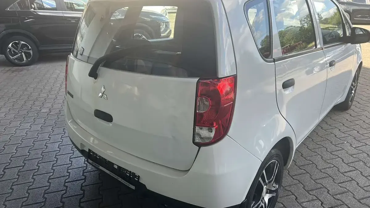 Gebraucht Mitsubishi Colt 75 PS (55 kW) 2012 Weiß Kleinwagen