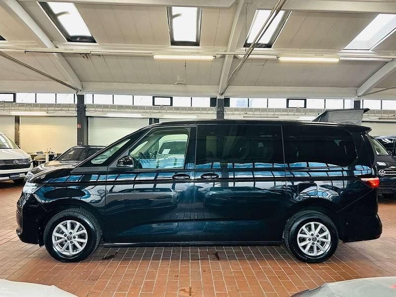 Gebraucht VW Multivan Life 150 PS (110 kW) 2024 Deep black perleffekt Van / Kleinbus