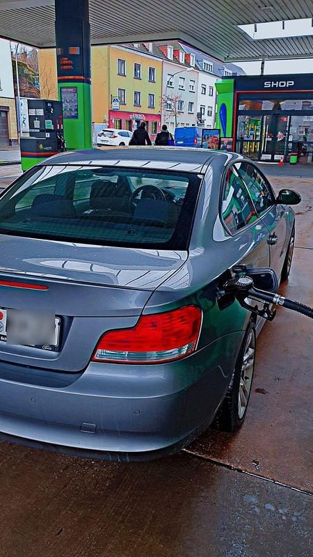 Grau Gebraucht 2009 BMW 120 Coupé Sport Line Coupé | 6.399 € (Fairer Preis) - Bild 1/4