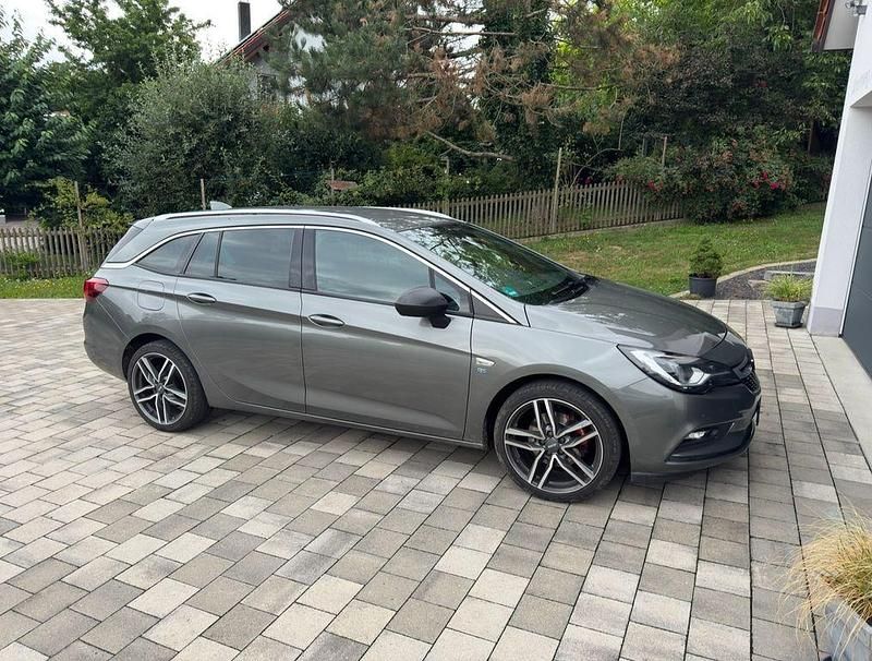Grau Gebraucht 2017 Opel Astra Kombi | 13.900 € (Etwas zu teuer) - Bild 1/4