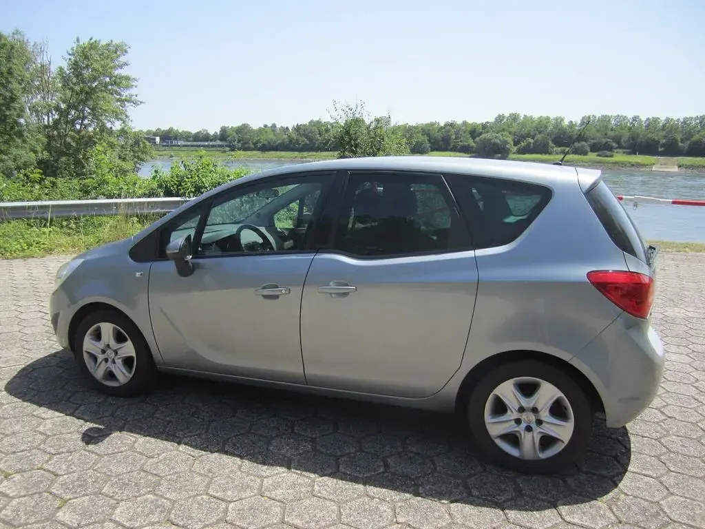 Gebraucht Opel Meriva Design Edition 120 PS (88 kW) 2011 Silber Van / Kleinbus