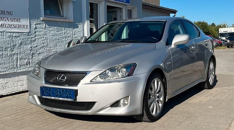 Silber Gebraucht 2008 Lexus IS250 Luxury Line Limousine | 11.900 € (Fairer Preis) - Bild 1/4