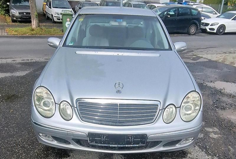 Silber Gebraucht 2003 Mercedes E220 Limousine | 1.800 € - Bild 1/4
