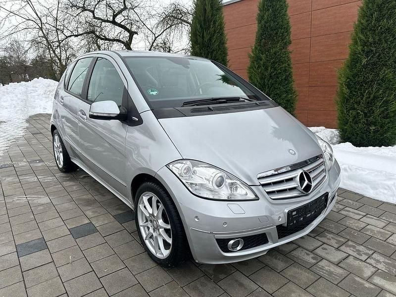 Silber Gebraucht 2011 Mercedes A180 Limousine | 7.490 € (Fairer Preis) - Bild 1/4