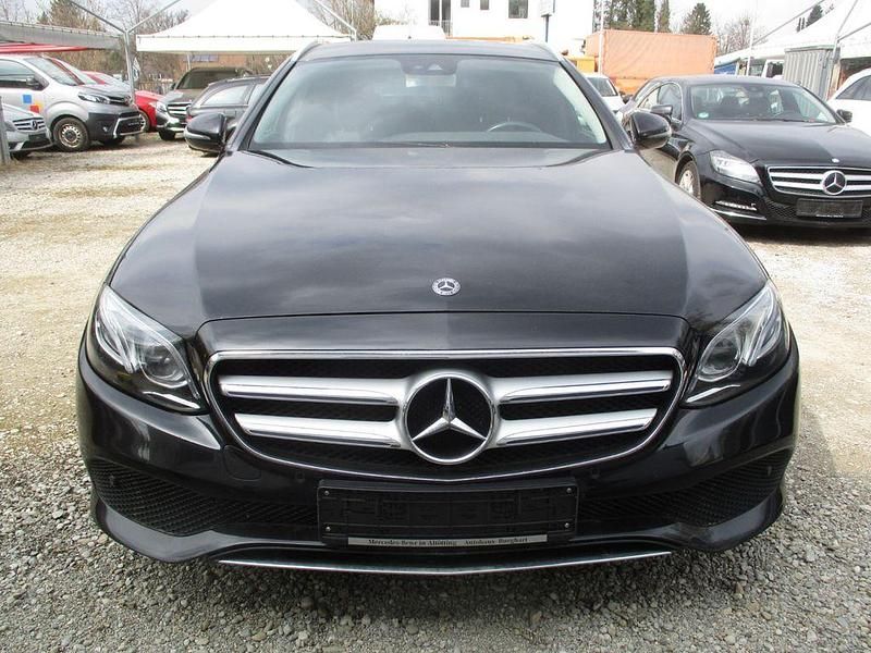 Gebraucht Mercedes E220 Avantgarde 194 PS (142 kW) 2017 Schwarz Limousine