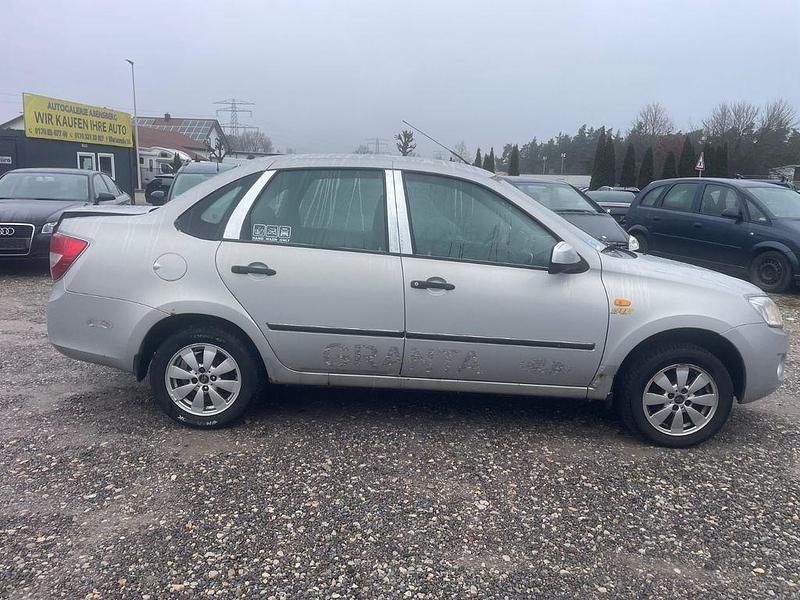 Gebraucht Lada Granta 87 PS (63 kW) 2014 Silber Limousine