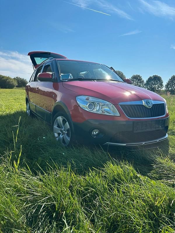 Rot Gebraucht 2012 Skoda Fabia Kombi | 9.500 € (Teuer) - Bild 1/4