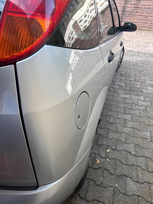 Gebraucht Ford Focus Zetec 115 PS (84 kW) 1999 Silber Limousine