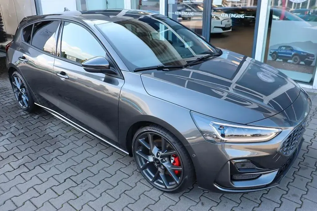 Neu Ford Focus ST 280 PS (205 kW) 2026 Magnetic metallic Limousine