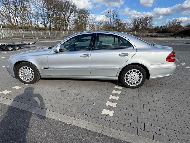 Gebraucht Mercedes E240 Elegance 177 PS (130 kW) 2006 Silber Limousine