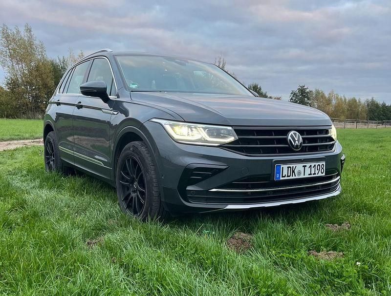 Grau Gebraucht 2022 VW Tiguan Elegance SUV | 33.400 € (Fairer Preis) - Bild 1/4