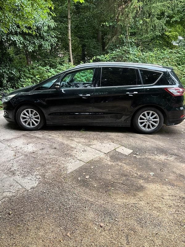 Schwarz Gebraucht 2016 Ford S-MAX S Van / Kleinbus | 11.900 € (Superpreis) - Bild 1/4