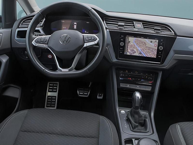 Second-hand VW Touran 150 CP (110 kW) 2023 Albastru Monovolum
