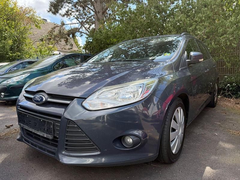 Grau Gebraucht 2012 Ford Focus Trend Kombi | 2.499 € (Fairer Preis) - Bild 1/4