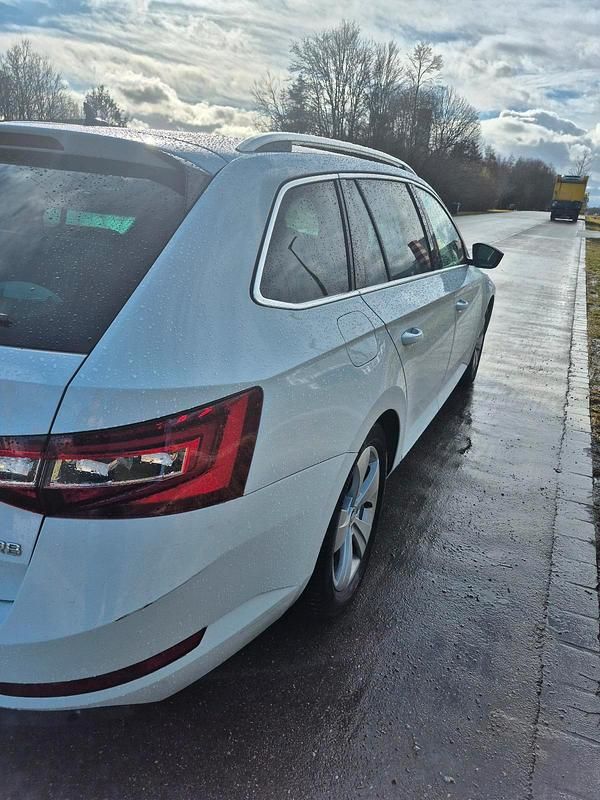 Gebraucht Skoda Superb 150 PS (110 kW) 2017 Weiß Kombi