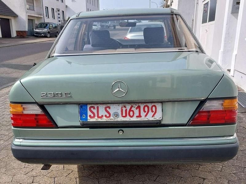 Gebraucht Mercedes E230 132 PS (97 kW) 1990 Grün Limousine