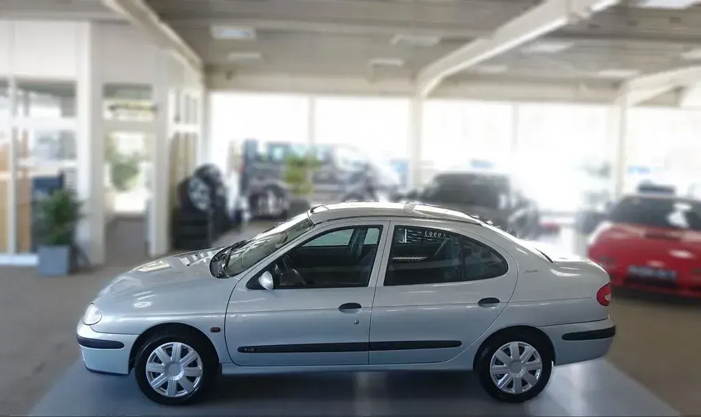 Używany Renault Mégane Dynamique 107 KM (78 kW) 2001 Unbekannt (metallic) Sedan/Limuzyna