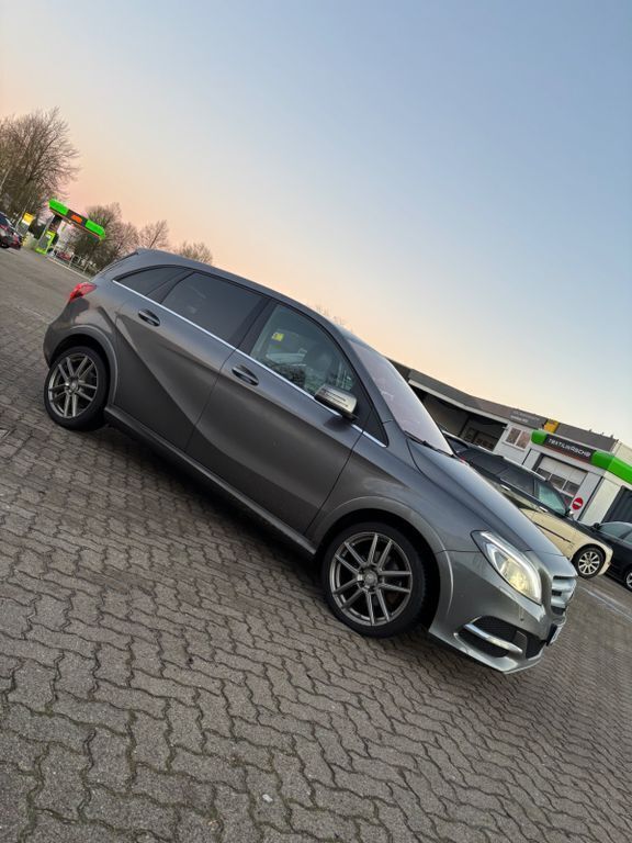 Grau Gebraucht 2016 Mercedes B Electric Drive Van / Kleinbus | 16.500 € - Bild 1/4