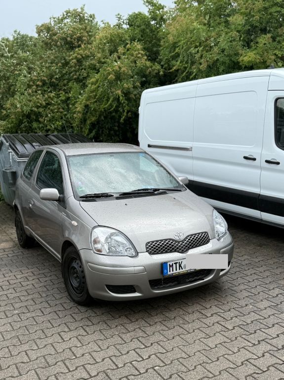 Silber Gebraucht 2004 Toyota Yaris Limousine | 2.000 € (Guter Preis) - Bild 1/4