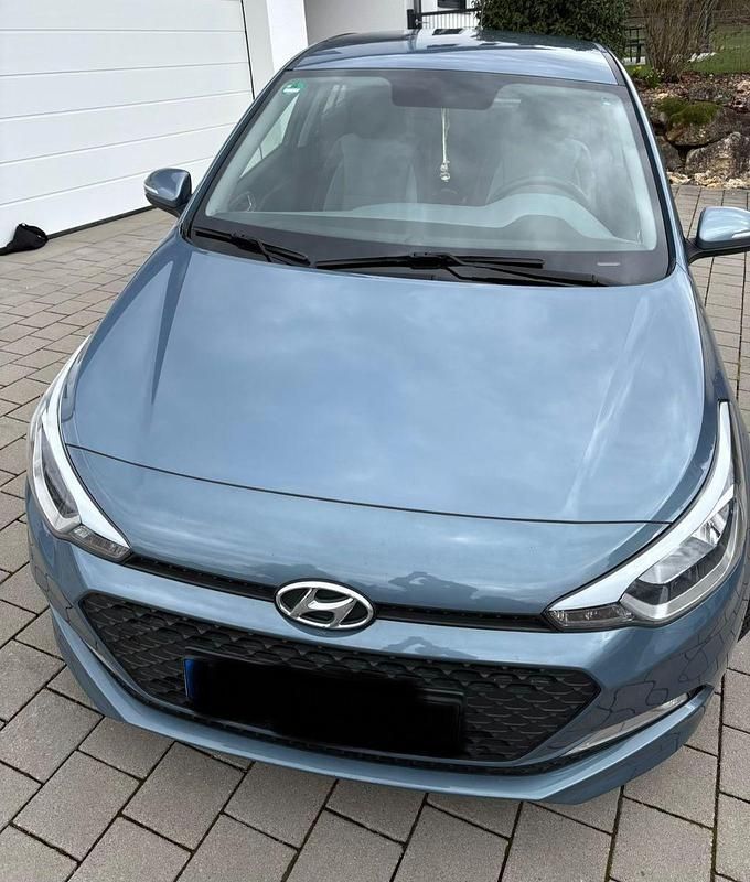 Gebraucht Hyundai i20 75 PS (55 kW) 2015 Blau Kleinwagen