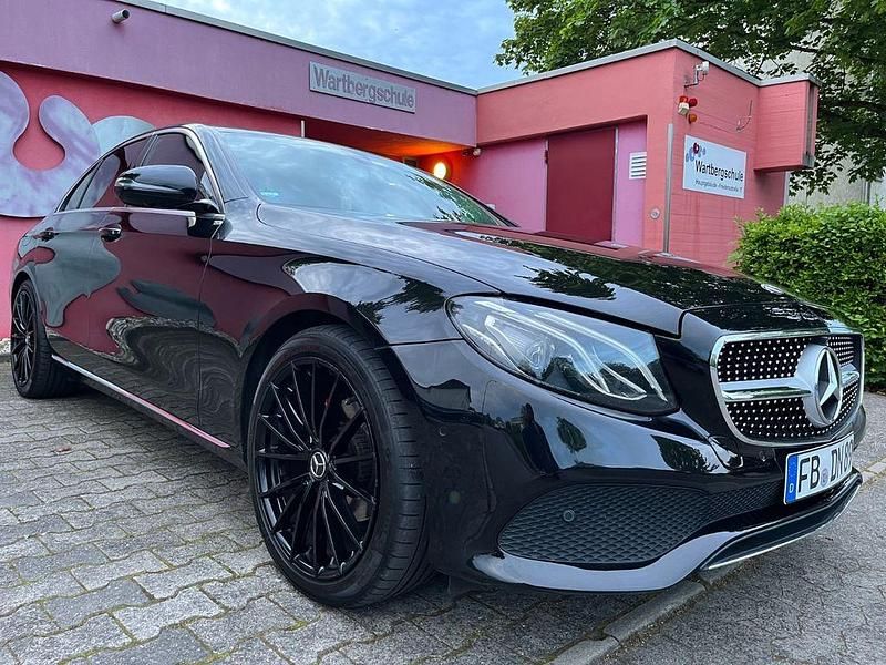 Schwarz Gebraucht 2017 Mercedes E220 Avantgarde Limousine | 22.900 € - Bild 1/4