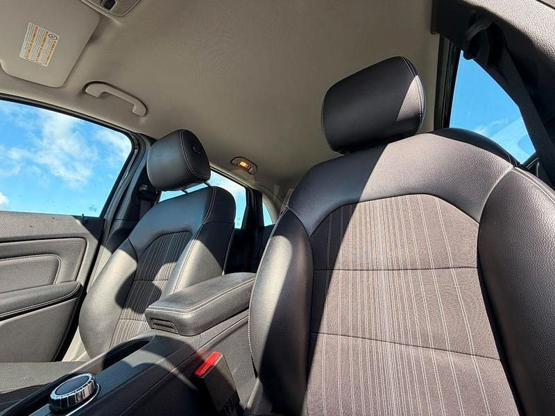 Gebraucht Mercedes B180 122 PS (89 kW) 2011 Schwarz Van / Kleinbus