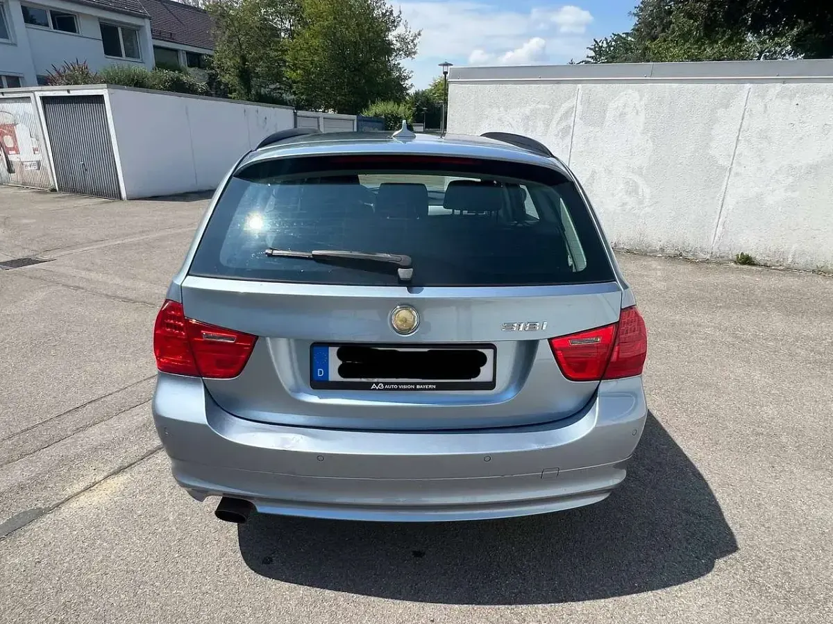 Gebraucht BMW 318 143 PS (105 kW) 2010 Silber Limousine