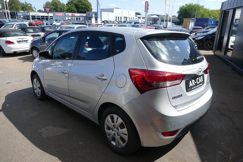Gebraucht Hyundai ix20 Classic 90 PS (66 kW) 2012 Silber Kleinwagen