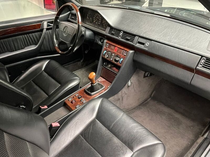 Gebraucht Mercedes E200 136 PS (100 kW) 1995 Schwarz Cabrio