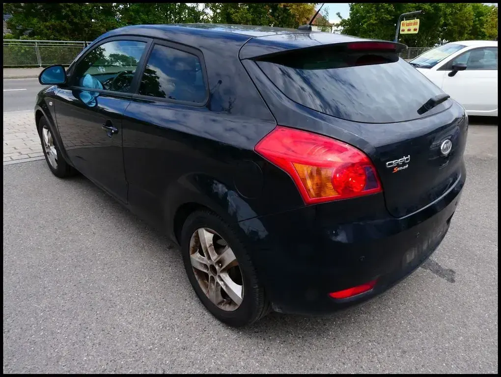 Usado Kia Ceed 109 CV (80 kW) 2008 Negro Utilitario