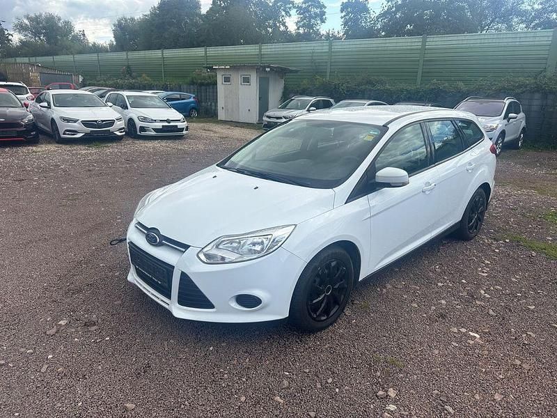 Weiß Gebraucht 2013 Ford Focus Trend Limousine | 2.990 € (Superpreis) - Bild 1/4