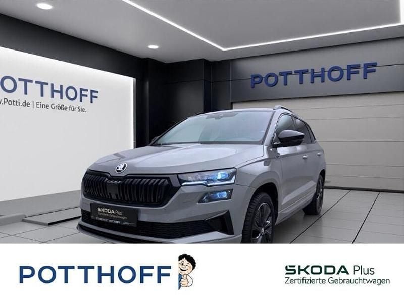 Grau Gebraucht 2024 Skoda Karoq SportLine SUV | 34.777 € (Superpreis) - Bild 1/4