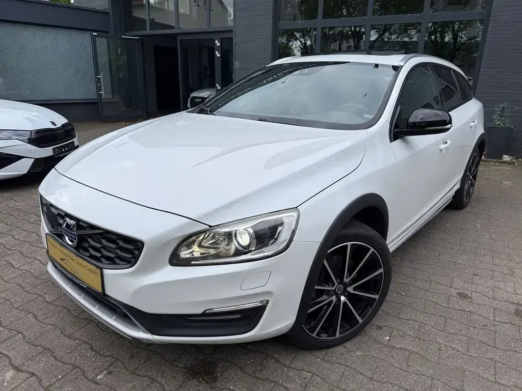 Gebraucht Volvo V60 CC Summum 190 PS (139 kW) 2016 Weiß Kombi