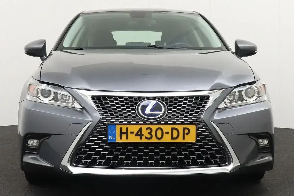 Gebraucht Lexus CT200h Business Edition 182 PS (133 kW) 2020 Grau Limousine