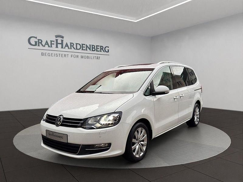 Weiß Gebraucht 2021 VW Sharan Highline Van / Kleinbus | 33.888 € (Etwas zu teuer) - Bild 1/4