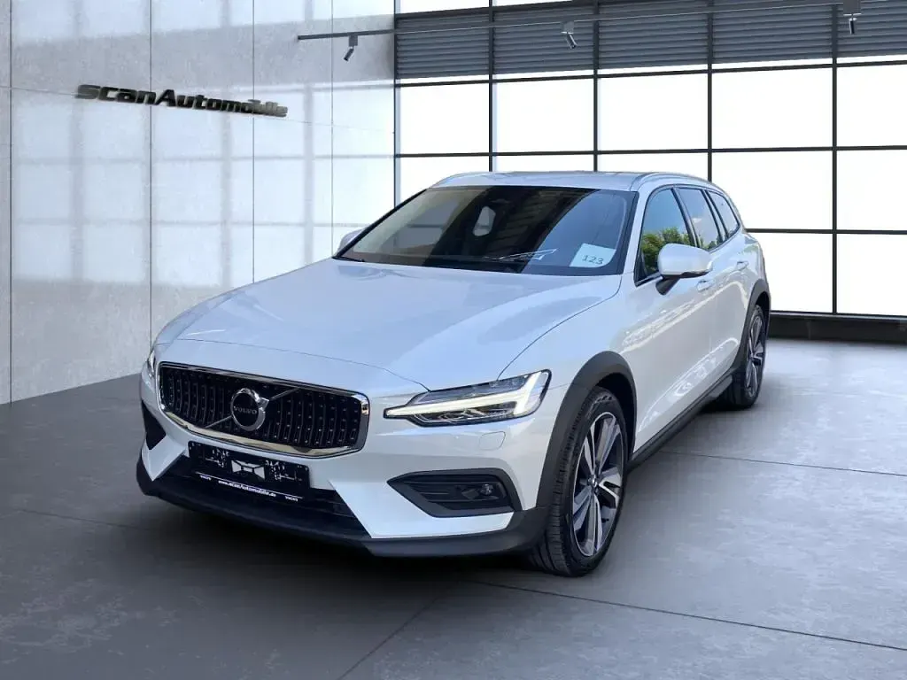 Gebraucht Volvo V60 Plus 197 PS (144 kW) 2024 Crystal white (metallic) Kombi