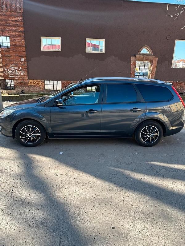 Gebraucht Ford Focus 100 PS (73 kW) 2011 Grau Kombi