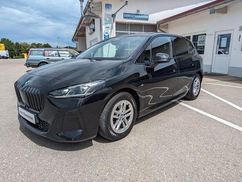 Black sapphire metallic Gebraucht 2022 BMW 218 Active Tourer M Sport Van / Kleinbus | 32.490 € (Teuer) - Bild 1/4