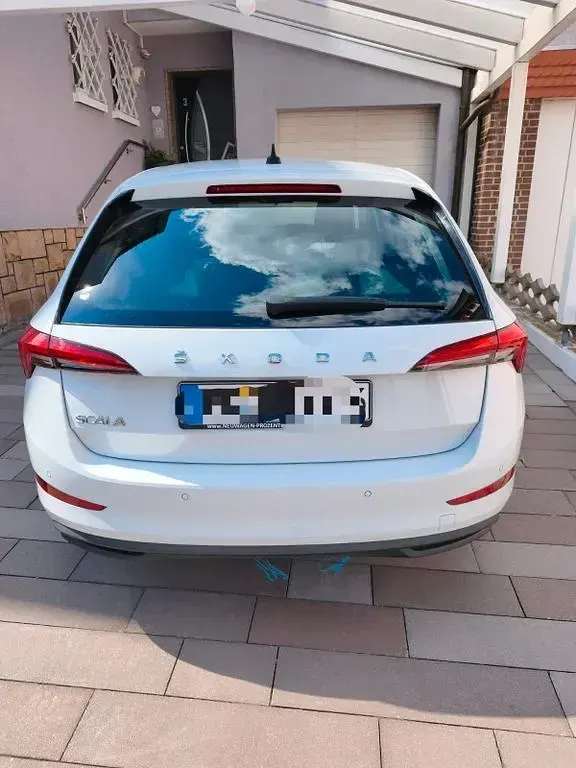Gebraucht Skoda Scala Drive 150 PS (110 kW) 2020 Weiß Kleinwagen