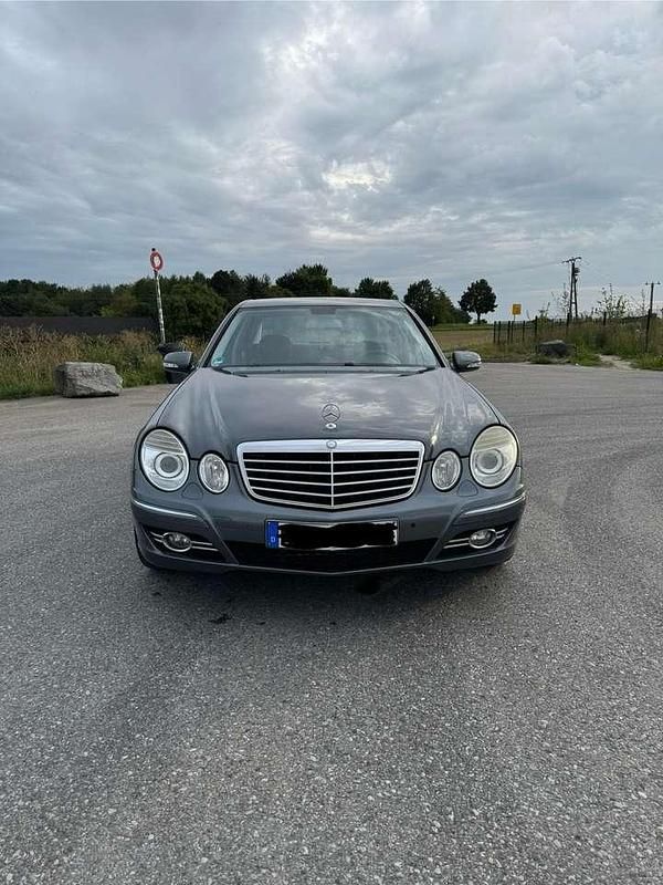 Grau Gebraucht 2009 Mercedes E200 Limousine | 8.950 € (Teuer) - Bild 1/4