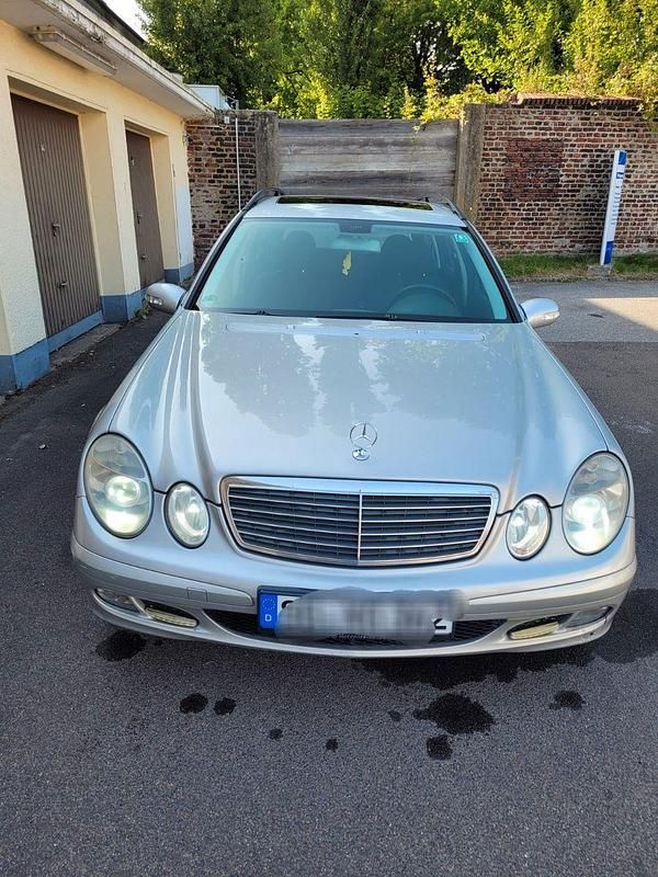 Grau Gebraucht 2004 Mercedes E220 Classic Limousine | 2.200 € (Guter Preis) - Bild 1/4