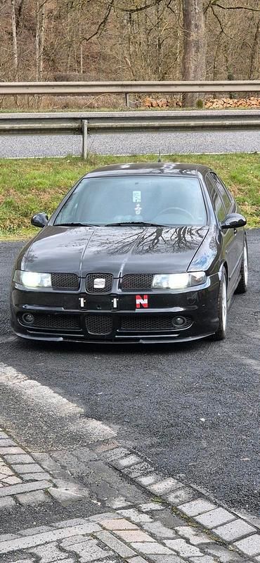 Second-hand Seat Leon 105 CP (77 kW) 2004 Negru Hatchback